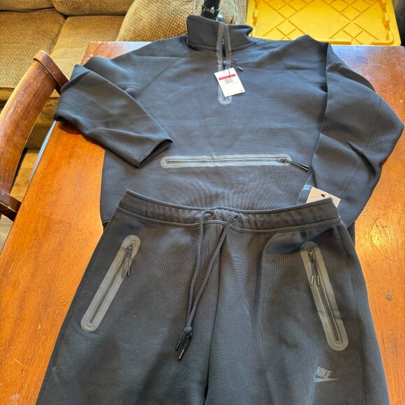 Nike Sportswear Tech Fleece and Sweatpants - Picture 6 of 6